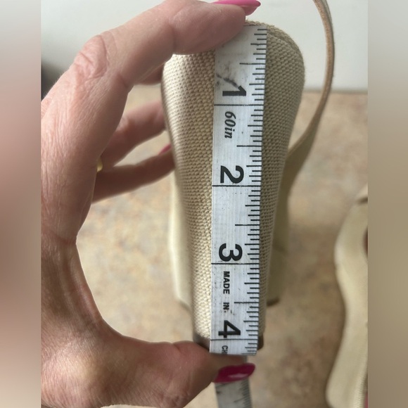 Lilly Pulitzer Elegant Beige and Gold Wedge Sandals size 6 - Picture 6 of 13